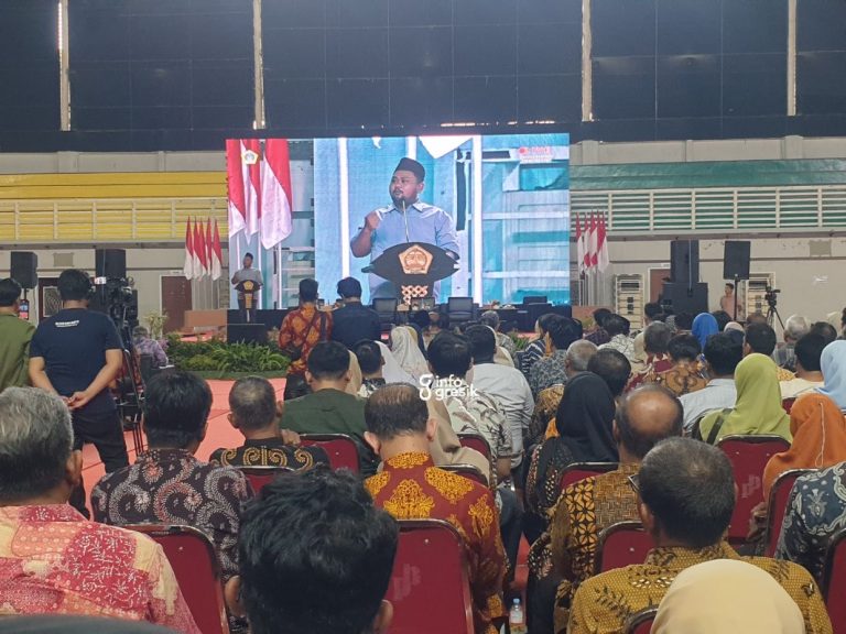 Bupati Gresik Fandi Akhmad Yani saat memberikan pesan untuk Kepala Desa dan Pengurus Koperasi Desa Merah Putih. (Foto: Khanif Rosidin/Infogresik)