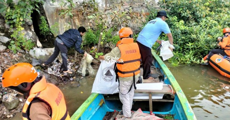 Warga Desa Sukorejo bersama tim gabungan saat membersihkan sampah di Sungai Kali Lamong. (Foto: Ist/Infogresik)
