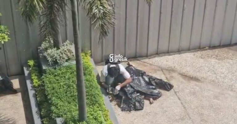 Petugas Polisi saat melakukan olah tkp korban terjatuh di Icon Apartemen. (Foto: Ist/Infogresik)