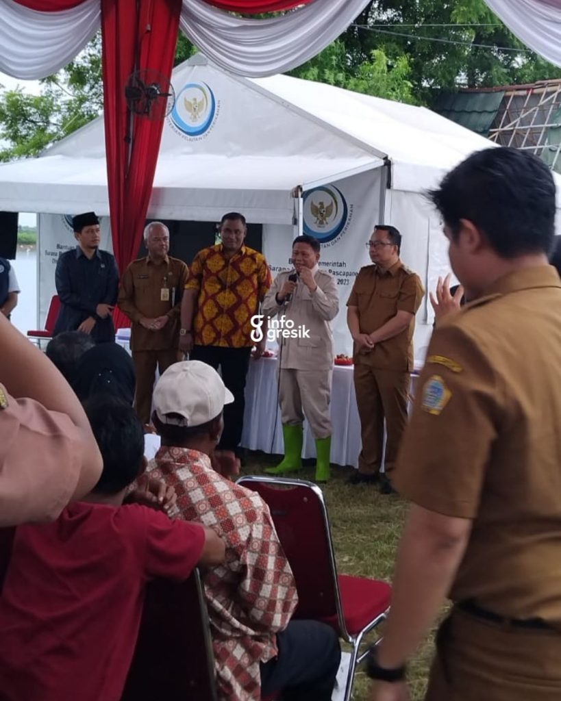 Kunjungan Wakil Menteri Kelautan dan Perikanan sekaligus Ketua Pelaksana Harian IV di Desa Pangkahwetan, sekaligus dihadiri Plt. Bupati Gresik dr. Asluchul Alif, Kepala Desa Pangkahwetan, dan tamu undangan lainnya (Foto: Ist/Infogresik)
