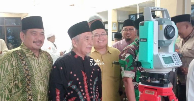 Suasana rukyatul hilal yang dilakukan LFNU Gresik di Bukit Condrodipo. (Foto: Ist/Infogresik)