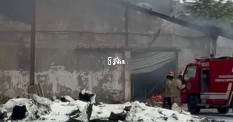 Petugas Pemadam Kebakaran saat berusaha memadamkan api di Pabrik Sentral Harapan Jaya Menganti. (Foto: Ist/Infogresik)