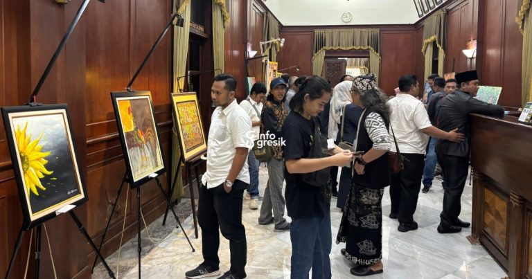 Suasana Pameran Lukisan di Gedung DPRD Gresik. (Foto: Khanif Rosidin/Infogresik)
