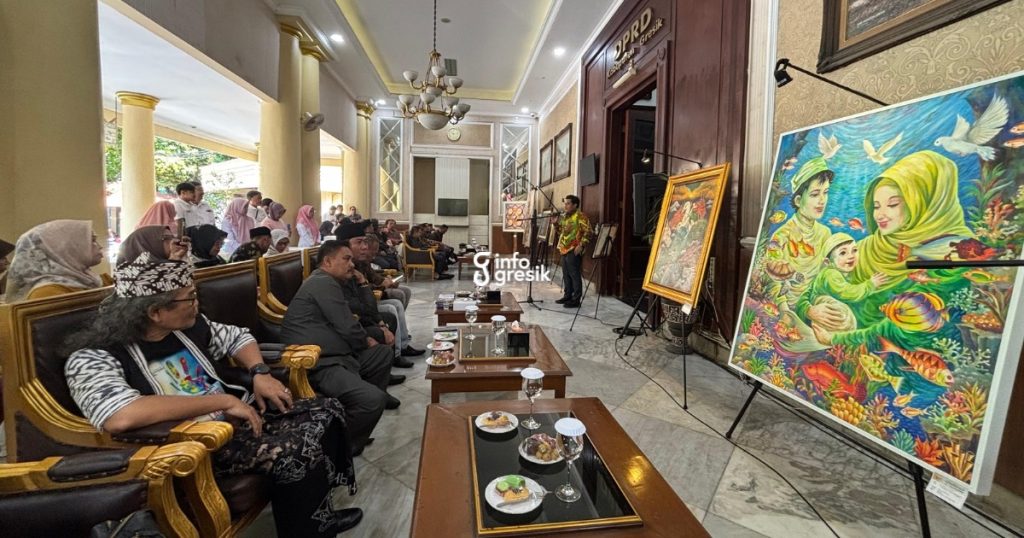 Beragam lukisan dipamerkan di Gedung DPRD Gresik. (Foto: Khanif Rosidin/Infogresik)