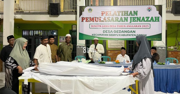 Suasana pelatihan pemulasaran jenazah di Balai Desa Gedangan. (Foto: Ist/Infogresik)