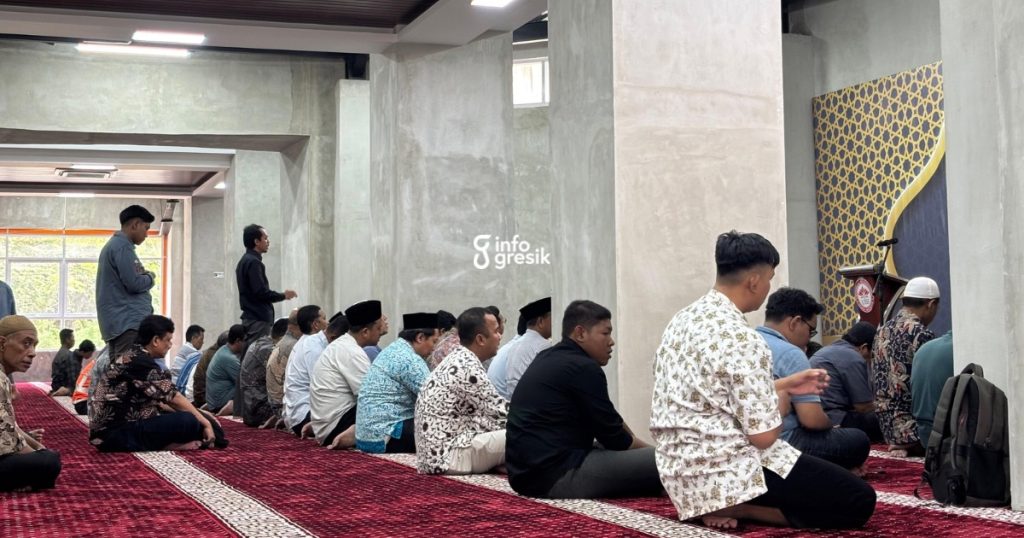 Suasana Sholat Jumat di Masjid Silo Al Ilmi UISI. (Foto: Khanif Rosidin/Infogresik)