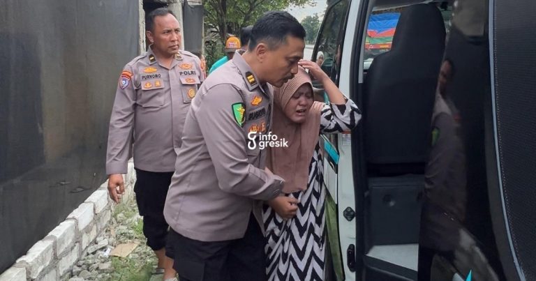 Tim Kesehatan Polres Gresik saat menuntun ibu dari Aprilia masuk ke mobil ambulans. (Foto: Ist/Infogresik)