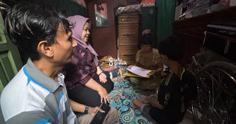 Anggota DPRD Gresik, Ricke Mayumi, didampingi Lurah Pekelingan, saat menyerahkan BPJS Kesehatan ke anak yang terkena polio. (Foto: Khanif Rosidin/Infogresik)