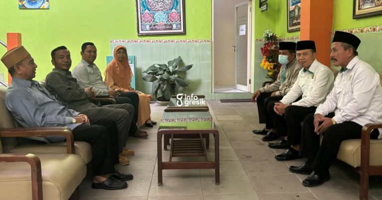 Tim Kemenag Gresik bersama Kepala MAN 1 Gresik dan Komite, saat bertemu serta Ketua Komisi IV DPRD Gresik, dan anggota, Imam Syaifuddin. (Foto: Khanif Rosidin/Infogresik)