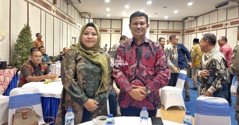 Anggota DPRD Gresik, Ricke Mayumi, dan Kepala KSOP Kelas II Gresik, Capt. Herbert Elisa Paruntungan, dalam acara Hantar Sambut Pejabat Struktural KSOP Gresik. (Foto: Khanif Rosidin/Infogresik)