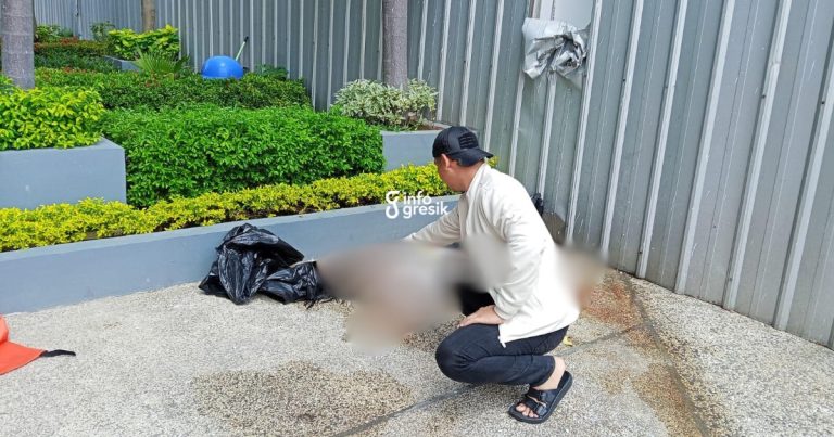 Perempuan Terjun dari Atas Icon Apartemen Gresik, Polisi Temukan Catatan Korban Petugas polisi saat melakukan olah TKP korban bunuh diri di Icon Apartemen. (Foto: Ist/Infogresik)
