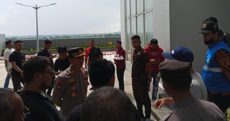 Suasana saat petugas kepolisian melakukan olah TKP lokasi bunuh diri ART di Icon Apartemen. (Foto: Ist/Infogresik)