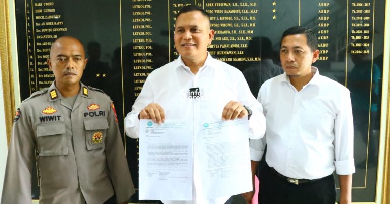 Kasat Resnarkoba, Iptu Joko Suprianto, saat menunjukkan surat rehabilitasi Kades Abdul Aziz dan SA. (Foto: Ist/Infogresik)