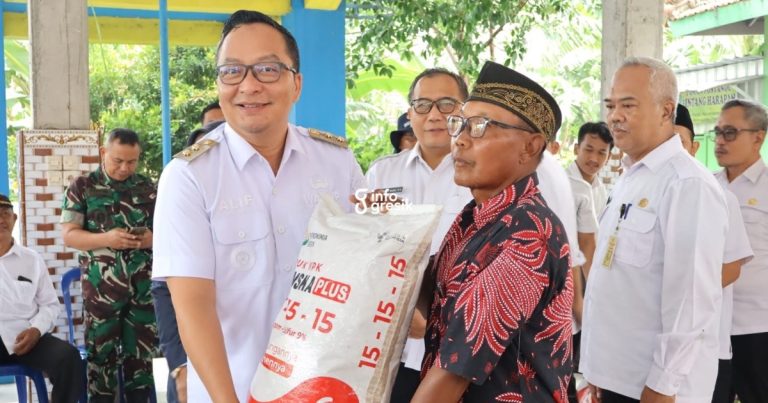 Gagal Panen Akibat Banjir, Pemkab Gresik Bantu Benih Padi dan Pupuk untuk Petani  Plt. Bupati Gresik, dr. Asluchul Alif, saat menyerahkan bantuan pupuk untuk petani terdampak banjir. (Foto: Ist/Infogresik)