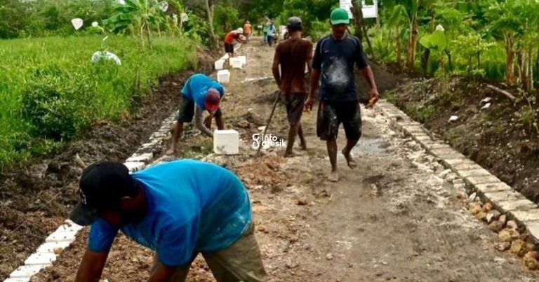 Proses pengerjaan jalan usaha tani (JUT) Desa Raci Tengah. (Foto: Ist/Infogresik)
