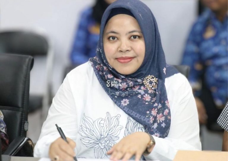 Anggota DPRD Gresik Ricke Mayumi saat rapat Komisi II. (Foto: Ist/Infogresik)