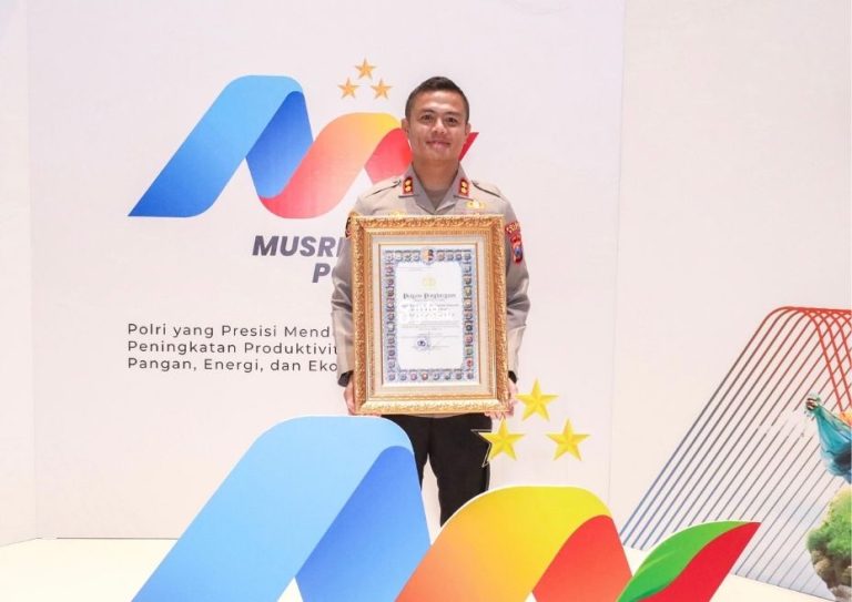 Pelayanan SIM dan SKCK Antarkan Polres Gresik Raih Penghargaan Pelayanan Prima dalam Musrenbang Polri Kapolres Gresik AKBP Rovan Richard Mahenu saat menunjukkan piagam penghargaan. (Foto: Ist/Infogresik)