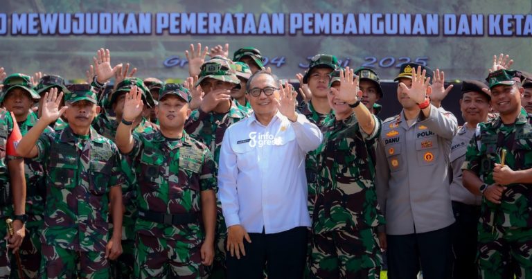 Program TMMD Ditutup, TNI Sudah Bangun Tanggul hingga Renovasi Rumah Tidak Layak Huni Warga di Benjeng Suasana penutupan TMMD di Halaman Kantor Pemerintah Kabupaten Gresik. (Foto: Ist/Infogresik)