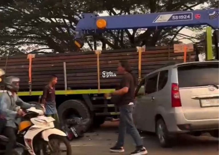 Kondisi kecelakaan di Jalan Raya Ambeng-Ambeng Kecamatan Duduksampeyan Gresik. (Foto: Ist/Infogresik)