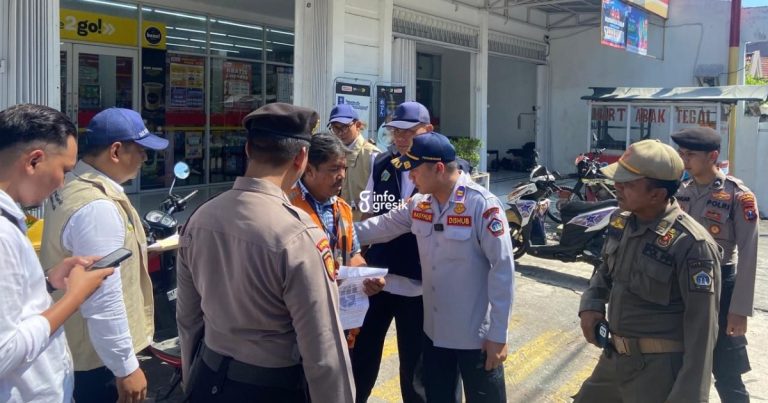 Kepala Seksi Tata Kelola Prasarana Perhubungan dan Perparkiran Dishub Gresik, Masyhur Arif, didampingi Petugas Polres Gresik dan Satpol PP saat menanyai jukir liar. (Foto: Ist/Infogresik)