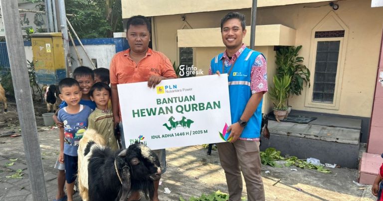 Arif Wibowo selaku Asistent Manajer SDM Umum dan CSR PLN NP UP Gresik saat menyerahkan bantuan hewan kurban ke warga sekitar perusahaan. (Foto: Ist/Infogresik)