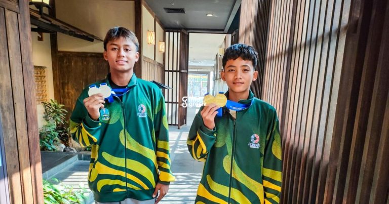 Bikin Bangga, Dua Atlet Binaan Petrokimia Gresik Raih Empat Medali Kejurnas Aquatik 2025 Atlet renang, Daffa Azka Putra dan Reyhaan Asmar Pribadi, saat menunjukkan medali. (Foto: Ist/Infogresik)