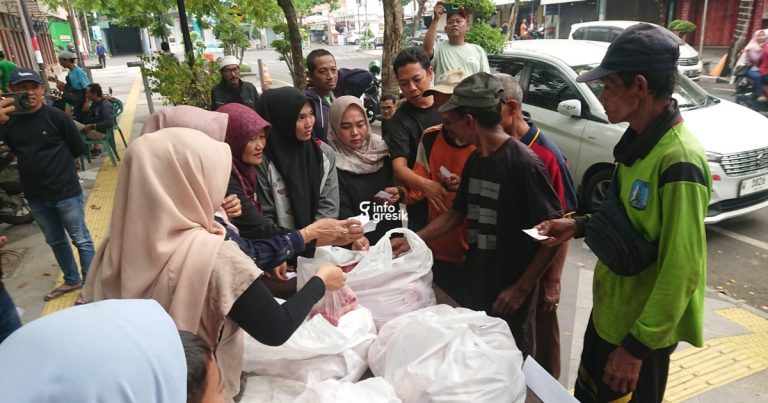 Ibu-ibu KWG saat membagikan paket daging kurban ke warga. (Foto: Ist/Infogresik)