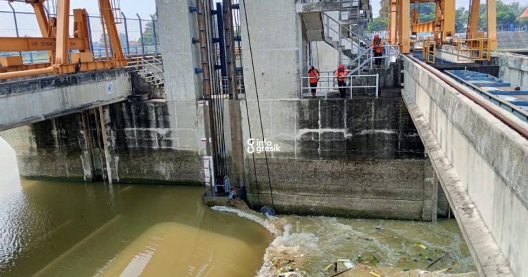 Tim gabungan saat melakukan pencarian korban Ahmada di Bendung Gerak Sembayat. (Foto: Ist/Infogresik)