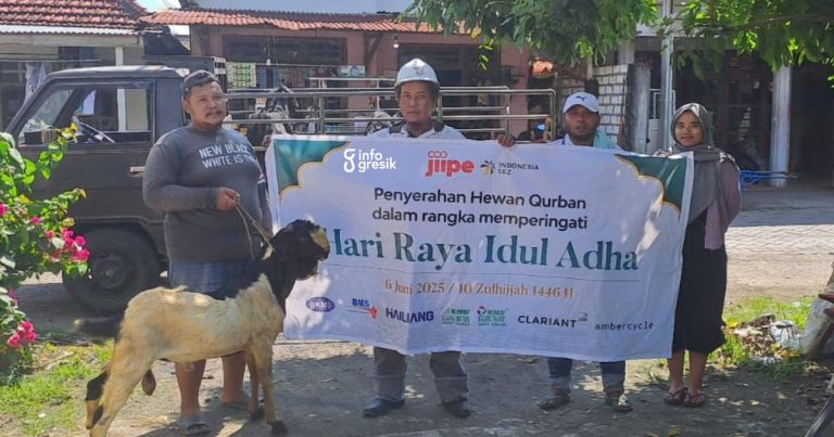 Bagikan Sapi hingga Kambing, BKMS dan Perusahaan Kawasan JIIPE Tebarkan Kebaikan di Perayaan Iduladha Perwakilan BKMS JIIPE saat menyalurkan bantuan kambing untuk warga. (Foto: Ist/Infogresik)
