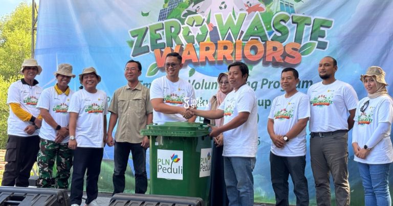 Bersih-bersih Sampah di Ujungpangkah Jadi Komitmen PLN Jatim untuk Jaga Lingkungan Senior Manager Komunikasi dan Umum PLN UID Jatim, Kemas Abdul Ghofur, saat menyerahkan bantuan tong sampah. (Foto: Khanif Rosidin/Infogresik)