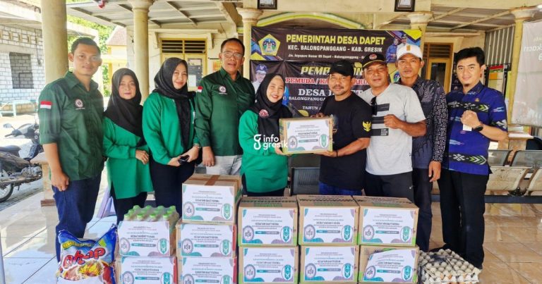 Ketua IIDI Gresik, dr. Titin Ekowati bersama Ketua IDI dr. Abdul Fatah dan pengurus saat menyerahkan bantuan ke Kepala Desa Dapet, Siswadi. (Foto: Ist/Infogresik)
