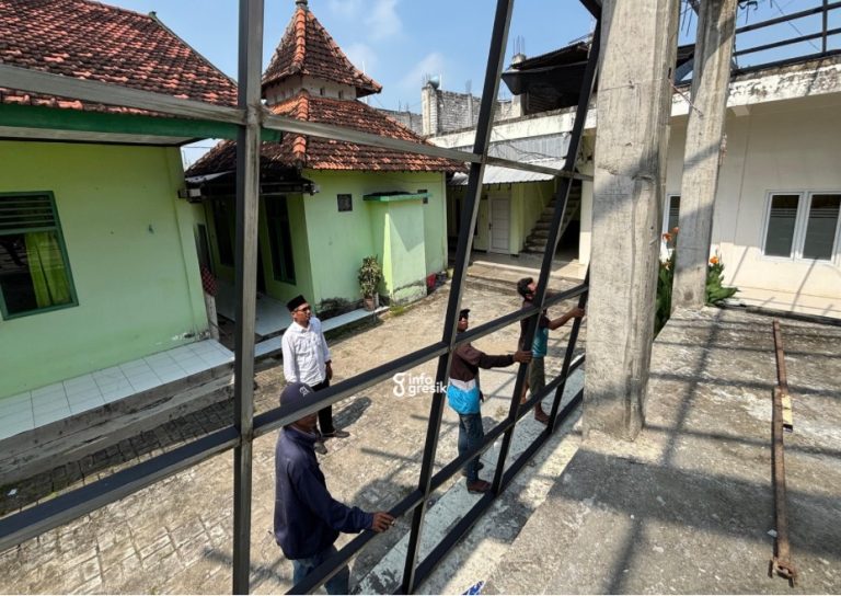 Tepis Tudingan Mangkrak, Pemdes Petung Pastikan Pembangunan Pendopo Desa Sudah Sesuai Target  Keterangan: Kepala Desa Petung, Muhammad Mas’ud saat melihat tukang mengerjakan pendopo balai desa. (Foto: Khanif Rosidin/Infogresik)