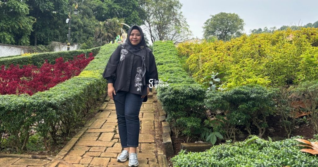 Anggota DPRD Gresik, Ricke Mayumi, saat melihat keindahan taman bunga di Wagos. (Foto: Khanif Rosidin/Infogresik)