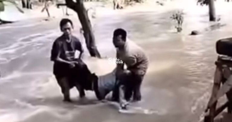 Suasana saat warga mengevakuasi petugas Dishub Gresik, Supriyadi. (Foto: Ist/Infogresik)