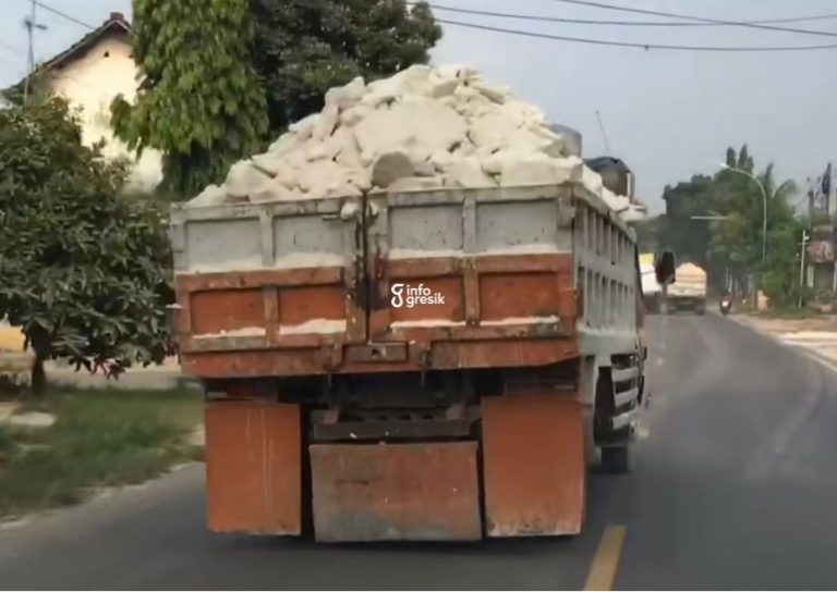 Salah satu truk ODOL yang melintas di Jalan Raya Panceng. (Foto: Ist/Infogresik)