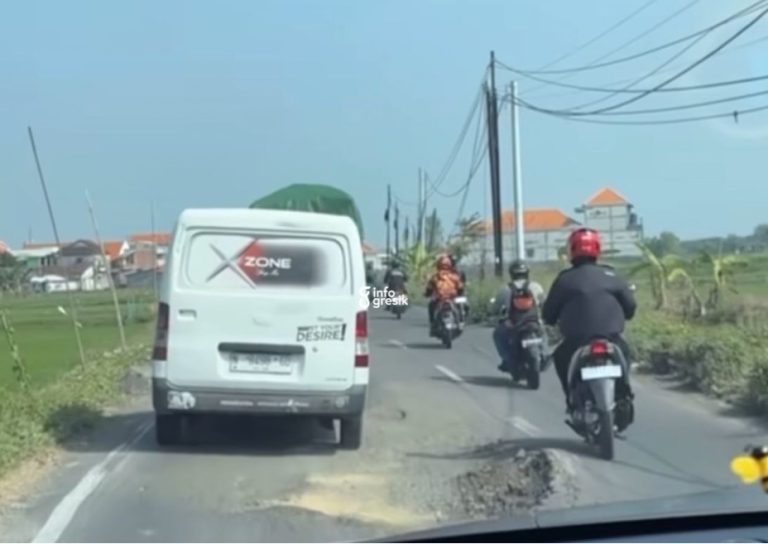 Jalan Penghubung Banjarsari – Kedanyang Berulang Kali Rusak, Komisi III DPRD Gresik Sebut Langkah URC Pemborosan Kondisi kerusakan jalan penghubung Banjarsari-Kedanyang. (Foto: Ist/Infogresik)