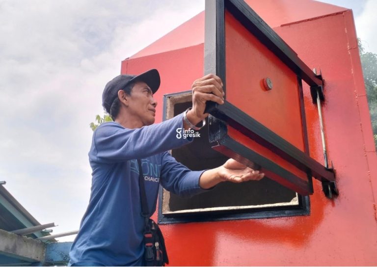 salah satu warga Dukunanyar menunjukkan tempat memasukan sampah di Insinerator. (Foto: Ist/Infogresik)