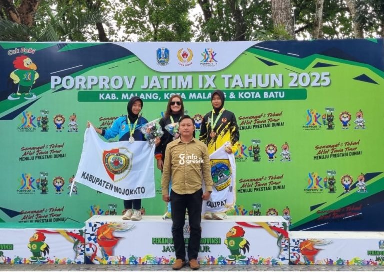 Atlet dayung Gresik Nashita Gaida Nalani saat mendapat medali emas di Porprov Jatim. (Foto: Ist/Infogresik)