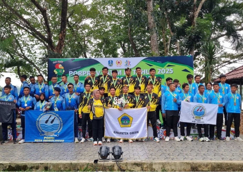 Ketua Koni Gresik dr. Anis Ambiyo Putri bersama dengan tim dayung yang meraih medali. (Foto: Ist/Infogresik)