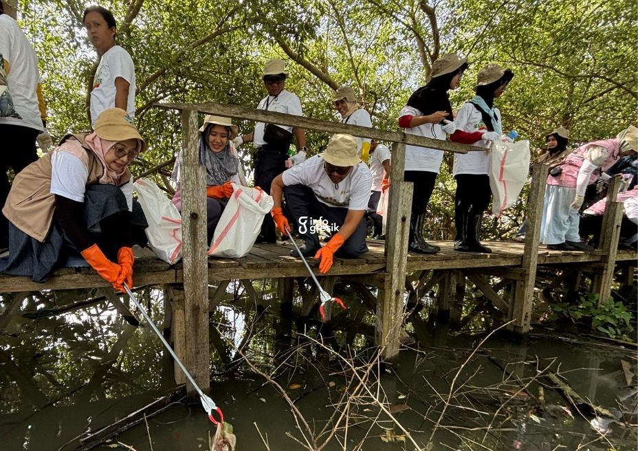 Keterangan: Kepala DLH Gresik Sri Subaidah dan tim PLN Jatim saat mengambil sampah di kawasan pantai Desa Banyuurip Ujungpangkah. (Foto: Khanif Rosidin/Infogresik)
