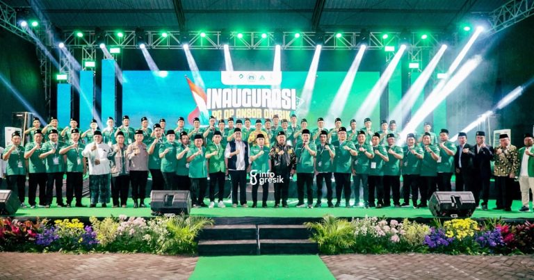 Pengurus GP Ansor Gresik foto bersama sejumlah tamu undangan. (Foto: Ist/Infogresik)