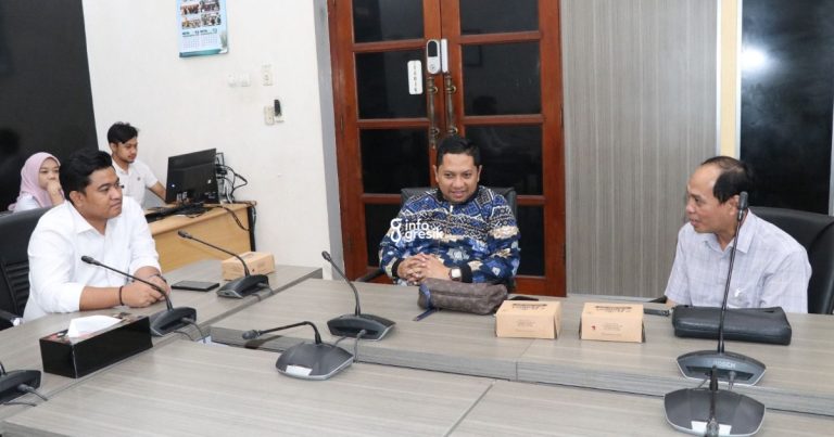 Tak Sampai 50 Persen Pekerja Gresik Terdaftar BPJS Ketenagakerjaan, Ketua DPRD Tegaskan Perlunya Kolaborasi Banyak Pihak Kabid BPJS Ketenagakerjaan Gresik Den Iman D.P saat bertemu dengan Ketua DPRD Gresik M. Syahrul Munir dan Anggota Komisi IV Inam Syaifudin di Kantor DPRD. (Foto: Ist/Infogresik)