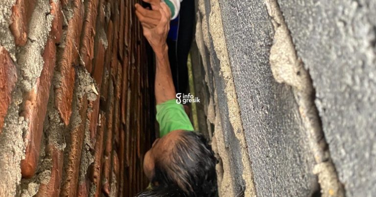 Kondisi nenek Rami saat terjepit di lompongan rumah. (Foto: Ist/Infogresik)