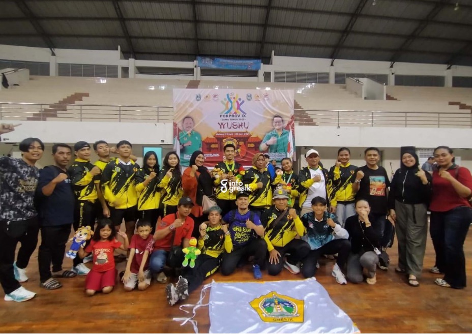 Atlet Wushu Sanda Gresik saat merayakan raihan medali emas dan perunggu. (Foto: Ist/Infogresik)
