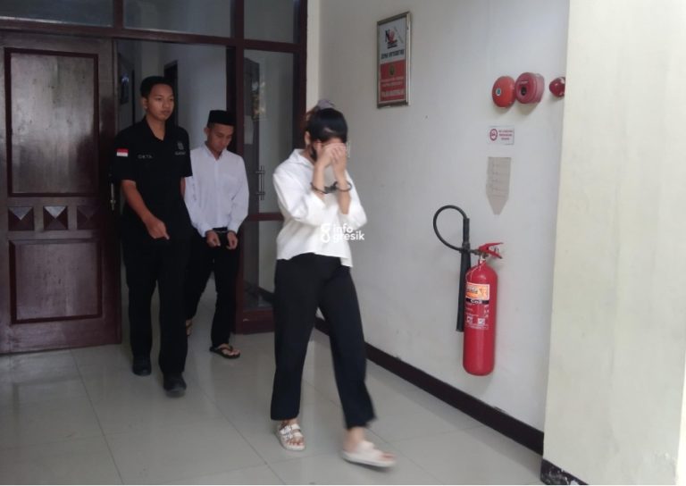 Tok, Hakim PN Gresik Vonis Terdakwa Kasus Pornografi Ichlas dan Viska 1 Tahun 5 Bulan Terdakwa Viska dan Ichlas saat menghadiri sidang putusan di Pengadilan Negeri Gresik. (Foto: Ist/Infogresik)