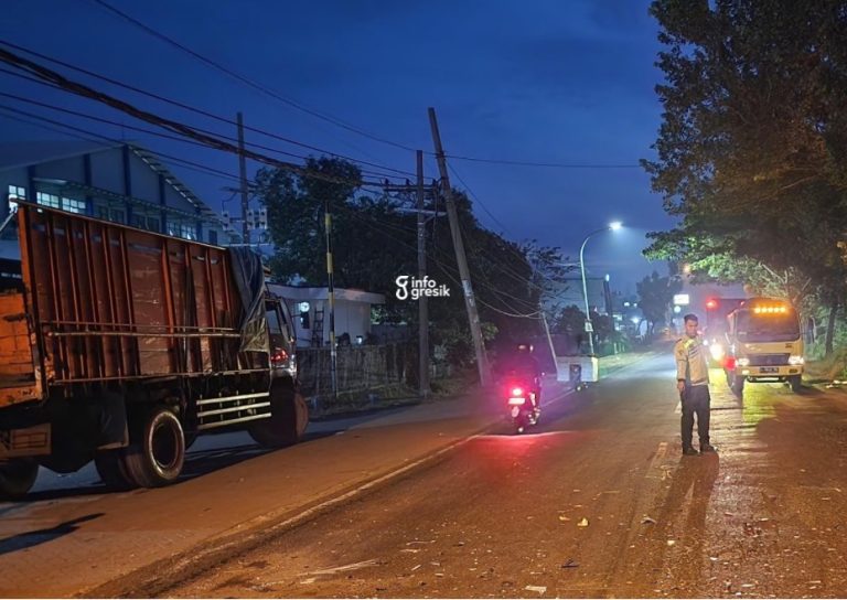 Tabrakan dengan Truk, Pemuda asal Surabaya Tewas Saat Malam 1 Suro di Jalan Raya Iker-Iker Geger Cerme Petugas Satlantas Polres Gresik saat melakukan olah tkp kecelakaan di Jalan Raya Desa Iker-Iker Geger, Kecamatan Cerme, Gresik. (Foto: Ist/Infogresik)