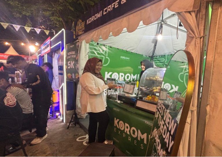 Anggota Komisi II DPRD Gresik Ricke Mayumi saat melihat salah satu stand yang ada di Petronite Fest. (Foto: Khanif Rosidin/Infogresik)