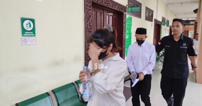 Terdakwa VDR dan IBP saat keluar dari ruang sidang Pengadilan Negeri Gresik. (Foto: Ist/Infogresik)