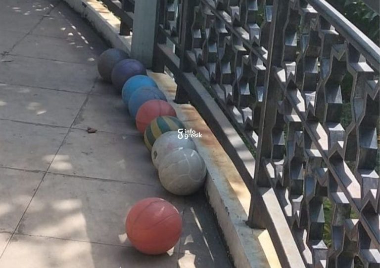 Sejumlah bola yang ditemukan di atap plafon joglo lantai dua Alun-alun Gresik. (Foto: Ist/Infogresik)