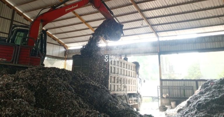 Proses pengangkutan RDF ke truk untuk dikirim ke SIG Tuban. (Foto: Ist/Infogresik)